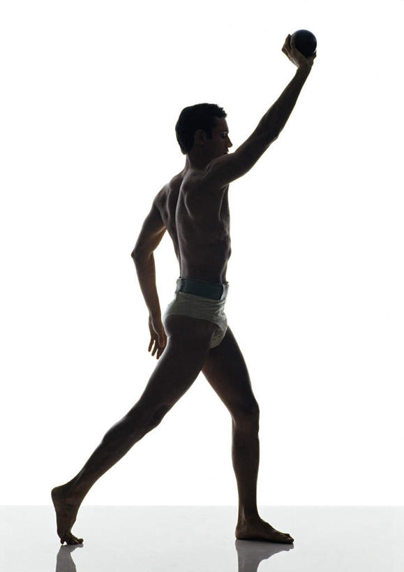 西方人,头发,一个人,站,举,摸,竖图,室内,白天,白色背景,侧面,锻炼,运动,欧洲,欧洲人,仅一个男性,仅一个人,抚摸,握,阴影,反射,影子,地面,速度,拿,拿着,注视,娱乐,运动器械,裸露,仅一个年轻男性,一个,黑色,观察,看,托,站着,健身器械,力量,平衡,握着,摄影,影棚,单个,观看,技巧,踮脚,协调,察看,关注,裸,健身器材,灵敏,柔韧,趣味,耐力,抗争,体育,铁饼,男人,男性,年轻男性,白种人,触摸,接触,举起,举手,举着,向上举,向上伸,向上托,站立,彩图,全身,影棚拍摄,健身,拍摄,运动器材