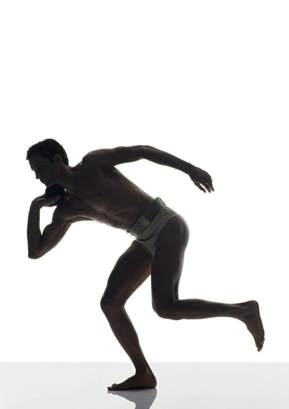 西方人,头发,一个人,站,举,伸展双臂,摸,竖图,室内,白天,白色背景,侧面,锻炼,运动,欧洲,欧洲人,仅一个男性,仅一个人,抚摸,弯腰,握,阴影,反射,影子,地面,背光,速度,拿,拿着,抬腿,注视,娱乐,运动器械,裸露,球,仅一个年轻男性,一个,黑色,观察,看,托,站着,健身器械,力量,平衡,握着,摄影,影棚,单个,观看,技巧,协调,察看,关注,裸,健身器材,灵敏,逆光,柔韧,趣味,弯身,耐力,抗争,体育,铅球,男人,男性,年轻男性,白种人,敞开双臂,触摸,接触,举起,举手,举着,伸开双臂,向上举,向上伸,向上托,展开双肩,站立,张开手臂,张开双臂,彩图,全身,影棚拍摄,健身,拍摄,运动器材