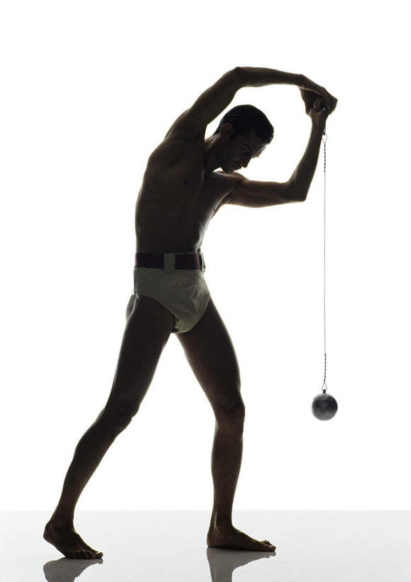 西方人,头发,一个人,站,举,摸,竖图,室内,白天,白色背景,侧面,锻炼,运动,欧洲,欧洲人,仅一个男性,仅一个人,抚摸,弯腰,握,阴影,反射,影子,地面,背光,速度,拿,拿着,注视,娱乐,运动器械,裸露,球,仅一个年轻男性,一个,黑色,绳子,低头,观察,看,托,站着,健身器械,力量,平衡,握着,摄影,影棚,单个,观看,技巧,绳索,协调,察看,关注,裸,健身器材,灵敏,逆光,柔韧,趣味,弯身,耐力,抗争,链锤,体育,男人,男性,年轻男性,白种人,触摸,接触,举起,举手,举着,向上举,向上伸,向上托,站立,彩图,全身,影棚拍摄,健身,拍摄,运动器材