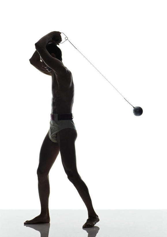 西方人,头发,一个人,站,举,摸,竖图,室内,白天,白色背景,侧面,锻炼,运动,欧洲,欧洲人,仅一个男性,仅一个人,抚摸,握,阴影,反射,影子,地面,背光,速度,拿,拿着,注视,旋转,娱乐,运动器械,裸露,球,仅一个年轻男性,一个,黑色,绳子,观察,看,托,站着,健身器械,力量,平衡,握着,摄影,影棚,单个,观看,技巧,踮脚,绳索,协调,察看,关注,裸,健身器材,灵敏,逆光,柔韧,趣味,耐力,抗争,链锤,体育,男人,男性,年轻男性,白种人,触摸,接触,举起,举手,举着,向上举,向上伸,向上托,站立,彩图,全身,影棚拍摄,健身,拍摄,运动器材