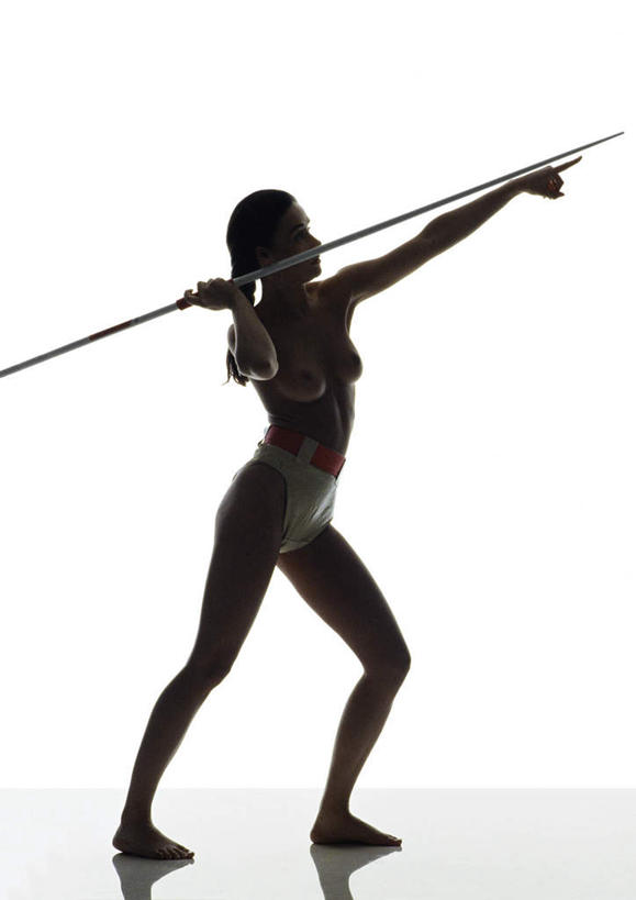 西方人,头发,一个人,站,举,摸,竖图,室内,白天,白色背景,侧面,锻炼,运动,标枪,欧洲,欧洲人,仅一个年轻女性,仅一个女性,仅一个人,抚摸,握,指,阴影,反射,影子,地面,背光,速度,拿,拿着,注视,方向,娱乐,运动器械,裸露,一个,黑色,观察,看,手势,托,站着,健身器械,力量,平衡,握着,摄影,影棚,单个,观看,技巧,协调,察看,指向,关注,裸,健身器材,灵敏,逆光,柔韧,趣味,耐力,抗争,体育,年轻女性,女人,女性,白种人,触摸,接触,举起,举手,举着,抬头,向上举,向上伸,向上托,仰头,站立,彩图,全身,影棚拍摄,健身,拍摄,运动器材