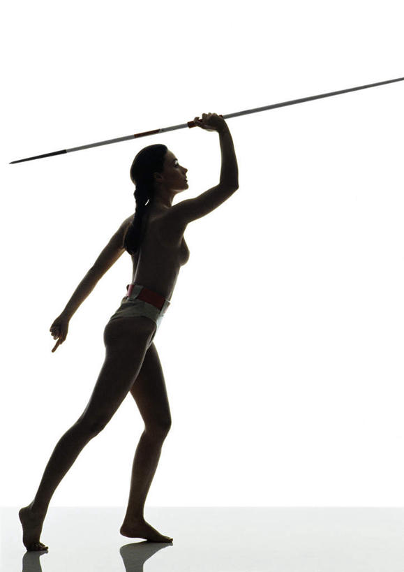 西方人,头发,一个人,站,举,摸,竖图,室内,白天,白色背景,侧面,锻炼,运动,标枪,欧洲,欧洲人,仅一个年轻女性,仅一个女性,仅一个人,握,阴影,反射,影子,地面,背光,速度,拿,拿着,注视,娱乐,运动器械,裸露,一个,黑色,观察,看,托,站着,健身器械,力量,平衡,握着,摄影,影棚,单个,观看,技巧,踮脚,协调,察看,关注,裸,健身器材,灵敏,逆光,柔韧,趣味,耐力,抗争,体育,年轻女性,女人,女性,白种人,触摸,接触,举起,举手,举着,抬头,向上举,向上伸,向上托,仰头,站立,彩图,全身,影棚拍摄,健身,拍摄,运动器材