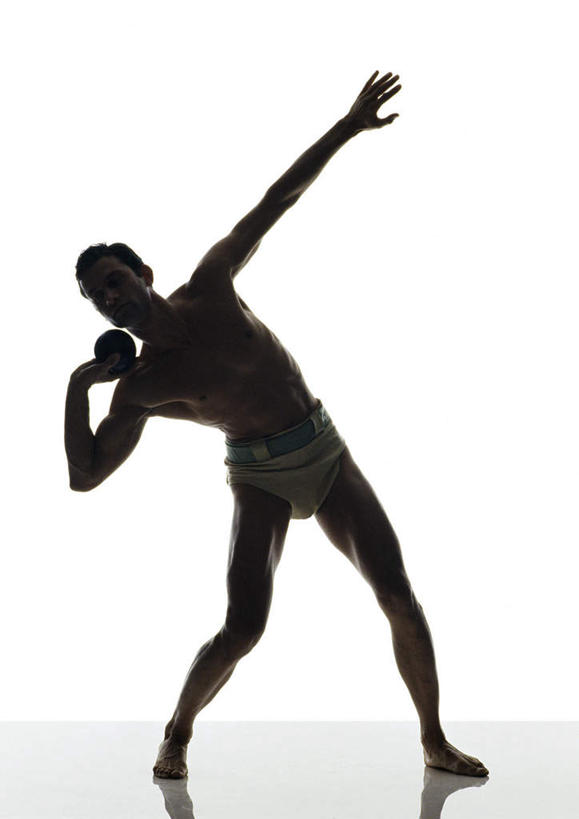 西方人,头发,一个人,站,举,伸展双臂,摸,竖图,室内,白天,白色背景,正面,锻炼,运动,欧洲,欧洲人,仅一个男性,仅一个人,抚摸,握,阴影,反射,影子,地面,背光,速度,拿,拿着,注视,娱乐,运动器械,裸露,球,仅一个年轻男性,一个,黑色,观察,看,托,站着,健身器械,力量,平衡,握着,摄影,影棚,单个,观看,技巧,协调,察看,关注,裸,健身器材,灵敏,逆光,柔韧,趣味,耐力,抗争,体育,铅球,男人,男性,年轻男性,白种人,敞开双臂,触摸,接触,举起,举手,举着,伸开双臂,向上举,向上伸,向上托,展开双肩,站立,张开手臂,张开双臂,彩图,全身,影棚拍摄,健身,拍摄,运动器材