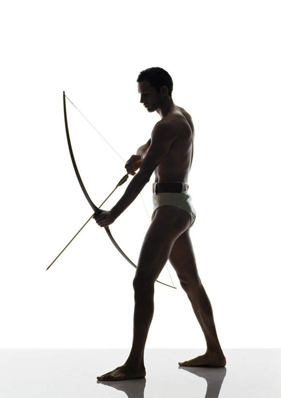 西方人,头发,一个人,站,拉,举,摸,竖图,室内,白天,白色背景,侧面,锻炼,运动,射箭,欧洲,欧洲人,仅一个男性,仅一个人,抚摸,握,阴影,反射,弓箭,影子,地面,背光,速度,拿,拿着,注视,娱乐,运动器械,裸露,仅一个年轻男性,一个,黑色,箭,低头,观察,看,托,站着,健身器械,力量,平衡,握着,摄影,影棚,单个,观看,技巧,扯,协调,察看,关注,裸,健身器材,灵敏,逆光,柔韧,趣味,耐力,抗争,体育,男人,男性,年轻男性,白种人,触摸,接触,举起,举手,举着,向上举,向上伸,向上托,站立,彩图,全身,影棚拍摄,健身,拍摄,运动器材