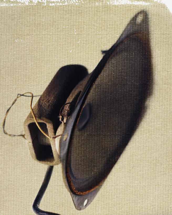 无人,竖图,室内,特写,白天,正面,快乐,满意,幸福,静物,垃圾,音响,音乐,娱乐,一个,耳机,享受,休闲,放松,摄影,影棚,单个,损坏,舒适,享乐,毁坏,彩图,影棚拍摄,拍摄