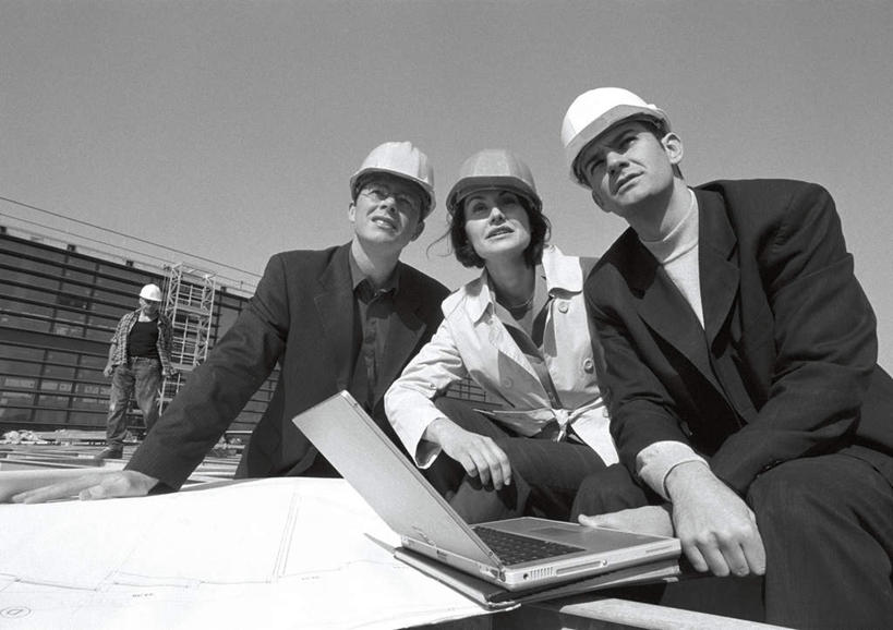 西方人,四个人,伙伴,朋友,工程师,建筑工人,建筑师,横图,黑白,室外,白天,正面,友谊,安全,合作,团队,电脑,笔记本电脑,帽子,欧洲,欧洲人,朦胧,模糊,网络,头盔,防护,通讯设备,蓝色,蓝天,天空,安全帽,天,战略,保护,无线,保险,通信设备,无线网络,无线上网,便携式电脑,保全,周全,安稳,安定,联合,合谋,配合,平安,协作,手提电脑,男人,男性,年轻男性,年轻女性,女人,女性,白种人,技师,建筑工,建筑设计师,半身