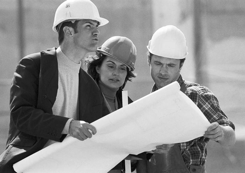 西方人,三个人,伙伴,朋友,站,说,横图,黑白,室外,白天,正面,讨论,友谊,合作,团队,帽子,欧洲,欧洲人,一张,握,朦胧,模糊,头盔,图纸,设计图,拿,拿着,注视,安全帽,观察,看,站着,战略,握着,观看,察看,关注,工程图,草图,蓝图,联合,合谋,交流,配合,协作,男人,男性,年轻男性,年轻女性,女人,女性,白种人,设计,沟通,讲话,交谈,商讨,说话,谈话,站立,半身