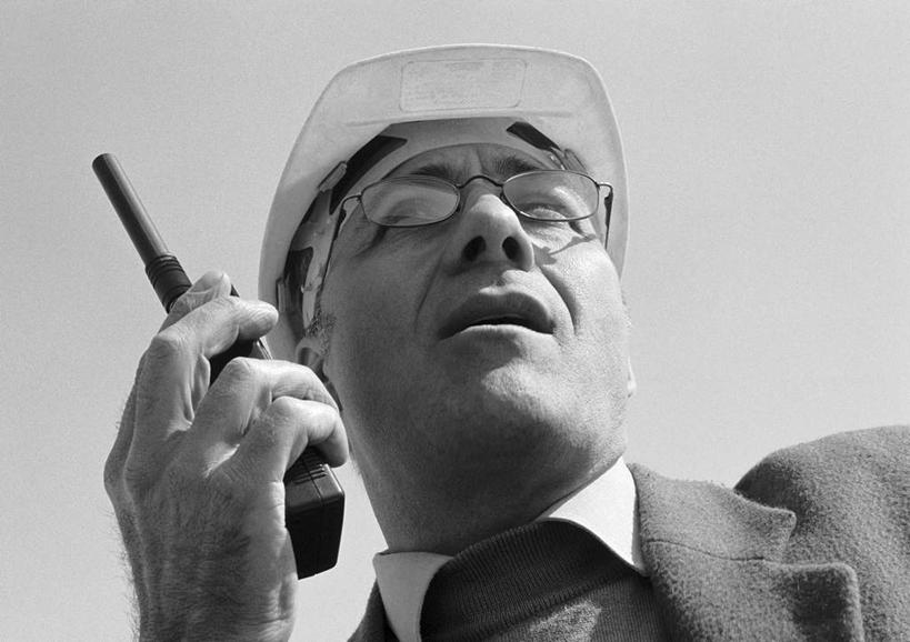 西方人,一个人,工程师,建筑工人,建筑师,站,举,横图,黑白,室外,白天,仰视,帽子,欧洲,欧洲人,仅一个男性,仅一个人,仅一个中年男性,握,朦胧,模糊,头盔,眼镜,拿,拿着,注视,通讯设备,蓝色,蓝天,天空,安全帽,天,观察,看,托,站着,握着,观看,对讲机,察看,关注,近视眼镜,交流,男人,男性,中年男性,白种人,技师,建筑工,建筑设计师,沟通,举起,举手,举着,通话,向上举,向上伸,向上托,站立,半身,低角度拍摄