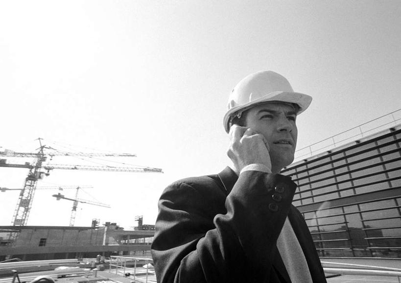 西方人,一个人,工厂,站,举,打电话,横图,黑白,室外,白天,仰视,电话,帽子,手机,欧洲,欧洲人,仅一个男性,仅一个人,两辆,朦胧,模糊,头盔,通讯设备,吊车,仅一个年轻男性,蓝色,蓝天,天空,安全帽,天,托,站着,交流,男人,男性,年轻男性,白种人,沟通,举起,举手,举着,通话,向上举,向上伸,向上托,站立,半身,低角度拍摄,工地,制造厂