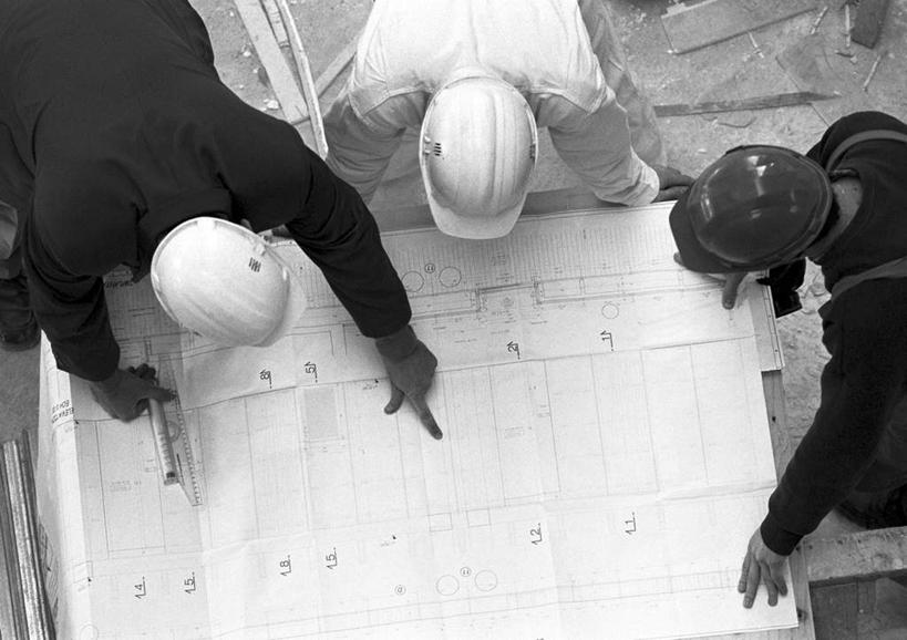 西方人,三个人,同事,工程师,建筑工人,建筑师,站,说,横图,俯视,黑白,室外,白天,讨论,成功,合作,团队,集体,信心,欧洲,欧洲人,弯腰,指,朦胧,模糊,图纸,设计图,注视,方向,队伍,观察,看,手势,站着,观看,察看,领导,指向,成就,关注,合伙,领袖,工程图,草图,蓝图,弯身,交流,男人,男性,年轻男性,年轻女性,女人,女性,白种人,设计,技师,建筑工,建筑设计师,沟通,讲话,交谈,商讨,说话,谈话,站立,半身,高角度拍摄