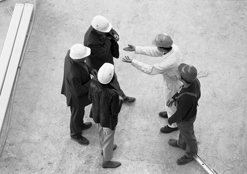 西方人,同事,工程师,建筑工人,建筑师,站,说,横图,俯视,黑白,室外,白天,讨论,成功,合作,团队,集体,信心,帽子,欧洲,欧洲人,五个人,朦胧,模糊,头盔,许多人,队伍,相视,安全帽,站着,一群人,面对面,对视,领导,成就,相对,合伙,领袖,相看,交流,男人,男性,年轻男性,年轻女性,女人,女性,白种人,技师,建筑工,建筑设计师,沟通,讲话,交谈,商讨,说话,谈话,站立,高角度拍摄,全身