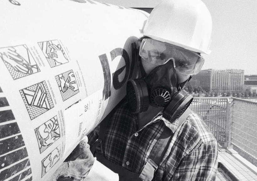 西方人,一个人,机修工,横图,黑白,室外,白天,正面,安全,帽子,欧洲,欧洲人,仅一个男性,仅一个人,仅一个中年男性,朦胧,模糊,分离,标志,面具,器材,头盔,文字,字符,字母,防护,过滤,分开,标识,工人,安全帽,扛,隔断,遮掩,英文字母,保护,隔离,掩盖,遮挡,面罩,净化,间隔,防护镜,保险,防毒面具,遮盖,保全,周全,安稳,安定,掩饰,断绝,隔开,屏蔽,屏绝,远离,中断,阻遏,阻隔,导气管,防护器材,滤毒罐,扛在肩上,平安,男人,男性,中年男性,白种人,机械师,机修工人,半身