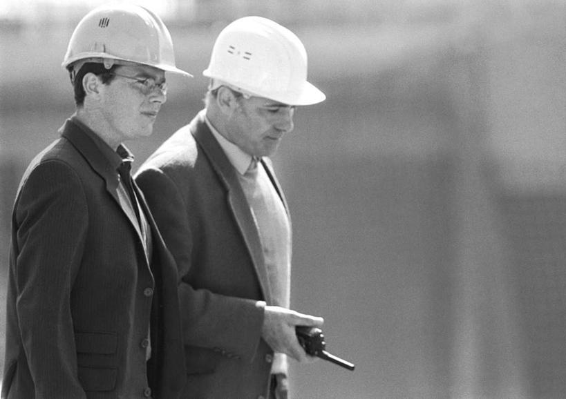 西方人,两个人,同事,走,横图,黑白,室外,白天,侧面,成功,合作,团队,集体,信心,帽子,欧洲,欧洲人,握,朦胧,模糊,头盔,拿,拿着,通讯设备,队伍,安全帽,握着,对讲机,领导,成就,合伙,领袖,交流,男人,男性,中年男性,白种人,步行,沟通,散步,通话,走路,半身