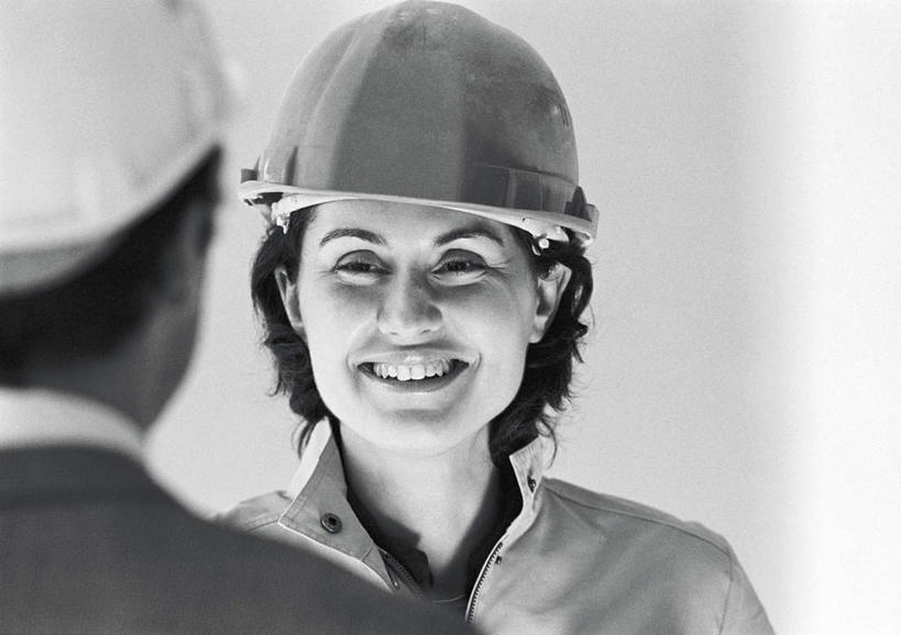 西方人,背部,两个人,同事,机修工,站,笑,微笑,露齿笑,横图,黑白,室外,白天,正面,成功,合作,团队,集体,信心,帽子,欧洲,欧洲人,朦胧,模糊,头盔,队伍,相视,工人,安全帽,站着,面对面,对视,领导,成就,相对,合伙,领袖,相看,男人,男性,年轻男性,年轻女性,女人,女性,白种人,机械师,机修工人,站立,半身