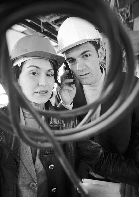 西方人,两个人,同事,站,举,说,打电话,竖图,黑白,室外,白天,正面,讨论,成功,合作,团队,集体,信心,电话,手机,欧洲,欧洲人,朦胧,模糊,通讯设备,队伍,托,站着,领导,成就,合伙,领袖,交流,男人,男性,年轻男性,年轻女性,女人,女性,白种人,沟通,讲话,交谈,举起,举手,举着,商讨,说话,谈话,通话,向上举,向上伸,向上托,站立,半身