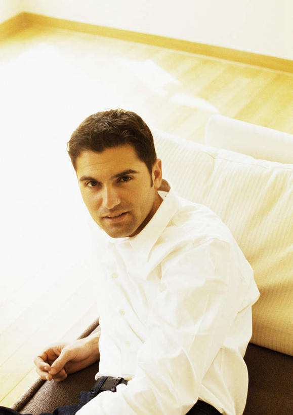 西方人,一个人,躺,笑,微笑,露齿笑,竖图,俯视,室内,白天,床,地板,卧室,欧洲,欧洲人,仅一个男性,仅一个人,撑,床单,地面,注视,被子,木地板,仅一个年轻男性,看,单人床,撑着,被单,关注,卧着,男人,男性,年轻男性,白种人,抬头,躺着,卧,仰头,半身,彩图,高角度拍摄,睡房,卧房