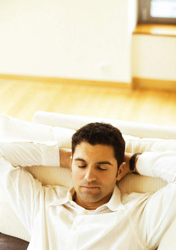 西方人,一个人,躺,闭眼,睡,竖图,俯视,室内,白天,床,地板,卧室,欧洲,欧洲人,仅一个男性,仅一个人,床单,地面,被子,木地板,仅一个年轻男性,单人床,被单,卧着,男人,男性,年轻男性,白种人,闭眼睛,闭着眼,闭着眼睛,困,困觉,寝息,睡觉,躺着,卧,半身,彩图,高角度拍摄,睡房,卧房