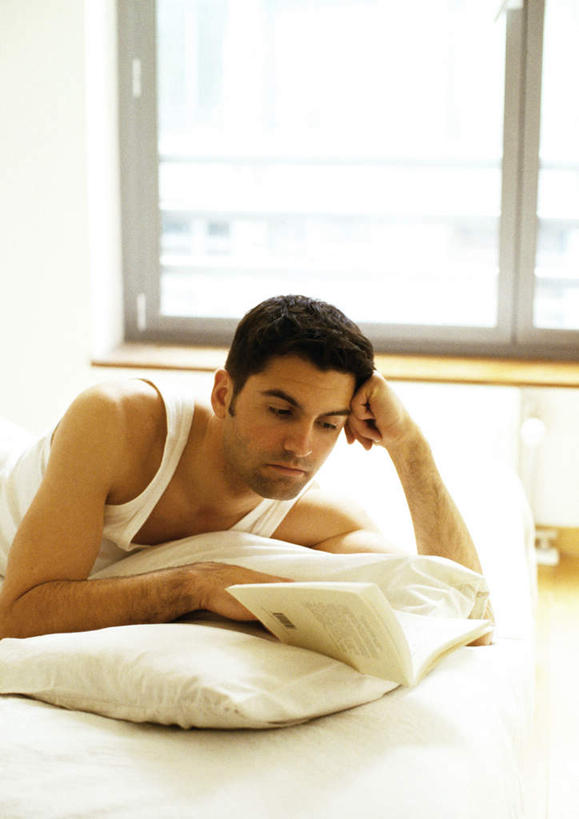 西方人,一个人,竖图,室内,白天,正面,看书,阅读,窗户,床,卧室,书籍,欧洲,欧洲人,仅一个男性,仅一个人,撑,学习,指,床单,方向,被子,木地板,玻璃窗,仅一个年轻男性,书本,看,趴着,手势,读书,浏览,单人床,撑着,被单,指向,男人,男性,年轻男性,白种人,书,图书,趴,半身,彩图,睡房,卧房