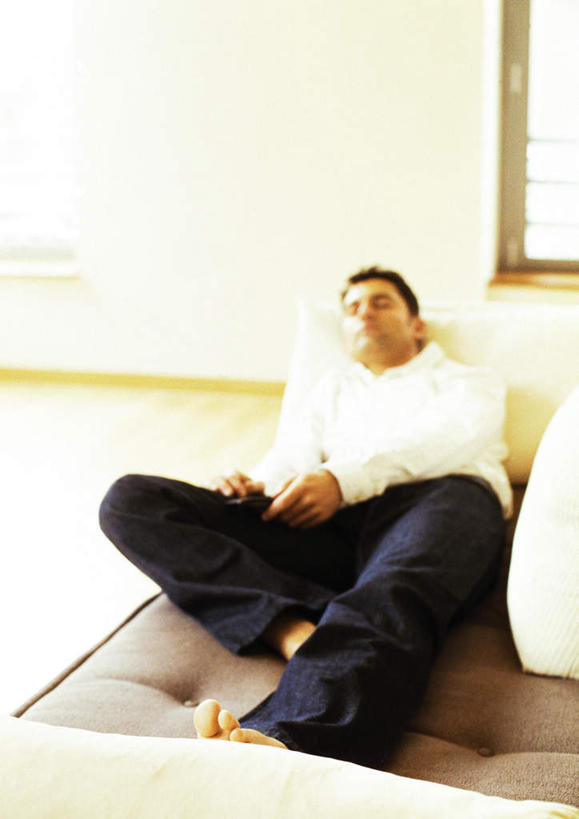 西方人,一个人,客厅,躺,闭眼,睡,竖图,俯视,室内,白天,地板,沙发,欧洲,欧洲人,仅一个男性,仅一个人,地面,木地板,仅一个年轻男性,一个,单个,起居室,布艺沙发,卧着,男人,男性,年轻男性,白种人,闭眼睛,闭着眼,闭着眼睛,困,困觉,寝息,睡觉,躺着,卧,半身,彩图,高角度拍摄