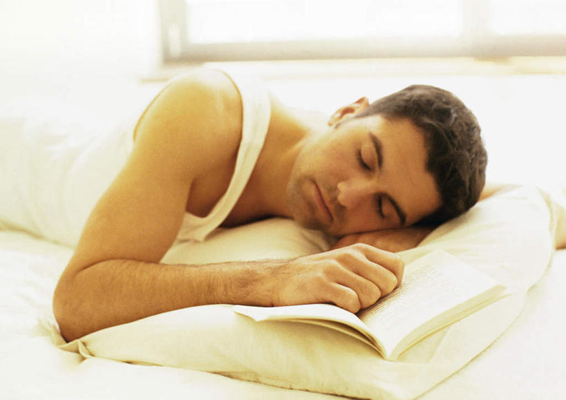 西方人,一个人,躺,闭眼,睡,横图,俯视,室内,白天,床,地板,卧室,欧洲,欧洲人,仅一个男性,仅一个人,床单,地面,被子,木地板,仅一个年轻男性,单人床,被单,卧着,男人,男性,年轻男性,白种人,闭眼睛,闭着眼,闭着眼睛,困,困觉,寝息,睡觉,躺着,卧,半身,彩图,高角度拍摄,睡房,卧房