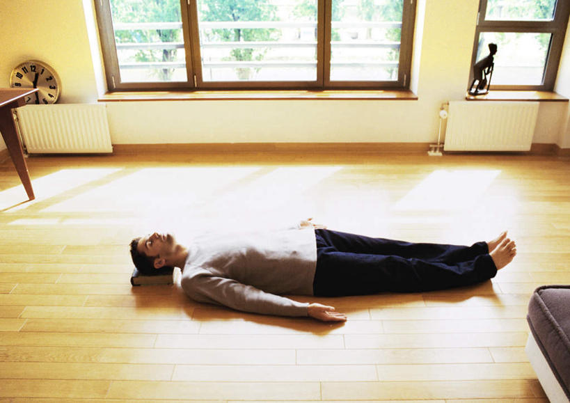 西方人,一个人,客厅,躺,闭眼,睡,横图,俯视,室内,白天,餐桌,窗户,地板,桌子,书籍,欧洲,欧洲人,仅一个男性,仅一个人,一本,阴影,时间,光线,时钟,影子,地面,计时,木地板,玻璃窗,仅一个年轻男性,阳光,挂钟,钟表,表,餐台,起居室,卧着,男人,男性,年轻男性,白种人,书,图书,钟,闭眼睛,闭着眼,闭着眼睛,困,困觉,寝息,睡觉,躺着,卧,彩图,高角度拍摄,全身