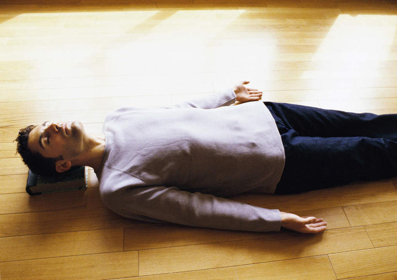 西方人,一个人,客厅,躺,闭眼,睡,横图,俯视,室内,白天,地板,书籍,欧洲,欧洲人,仅一个男性,仅一个人,一本,阴影,光线,影子,地面,木地板,仅一个年轻男性,阳光,起居室,卧着,男人,男性,年轻男性,白种人,书,图书,闭眼睛,闭着眼,闭着眼睛,困,困觉,寝息,睡觉,躺着,卧,半身,彩图,高角度拍摄