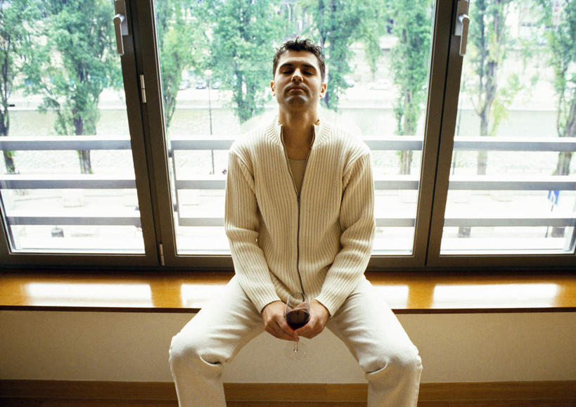 西方人,一个人,坐,闭眼,横图,室内,白天,正面,植物,窗户,欧洲,欧洲人,仅一个男性,仅一个人,一排,许多,阴影,整齐,光线,影子,玻璃窗,树,树木,排列,仅一个年轻男性,绿色,阳光,自然,生长,成长,队列,男人,男性,年轻男性,白种人,闭眼睛,闭着眼,闭着眼睛,抬头,仰头,坐着,半身,彩图