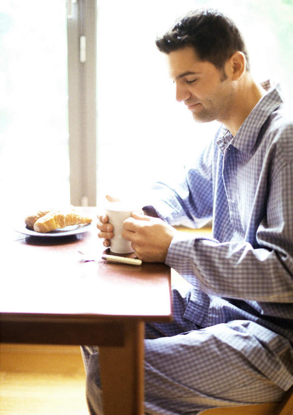 点心,面包,牛奶,西方人,一个人,坐,笑,微笑,竖图,室内,白天,侧面,早餐,餐桌,桌子,杯子,欧洲,欧洲人,仅一个男性,仅一个人,握,阴影,光线,瓷器,影子,食品,面点,咖啡杯,陶瓷制品,饮品,营养,拿,拿着,注视,食物,糕点,饮料,仅一个年轻男性,阳光,观察,看,握着,餐台,观看,察看,乳制品,奶,关注,瓷杯,安神,男人,男性,年轻男性,白种人,坐着,半身,彩图,早饭