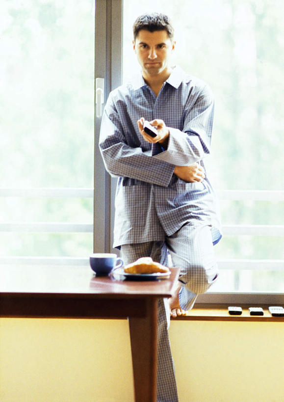 点心,面包,咖啡,西方人,一个人,站,举,打电话,竖图,室内,白天,正面,幸福,杯子,餐具,电话,手机,欧洲,欧洲人,仅一个男性,仅一个人,敲打,握,阴影,光线,瓷器,碟子,盘,影子,食品,面点,咖啡杯,陶瓷制品,拿,拿着,抬腿,娱乐,输入,通讯设备,食物,糕点,饮料,仅一个年轻男性,阳光,盘子,碟,打字,托,站着,享受,休闲,温馨,放松,乐趣,握着,点击,敲击,提神,舒适,瓷杯,醒脑,软饮料,交流,按键,男人,男性,年轻男性,白种人,沟通,举起,举手,举着,通话,向上举,向上伸,向上托,站立,半身,彩图