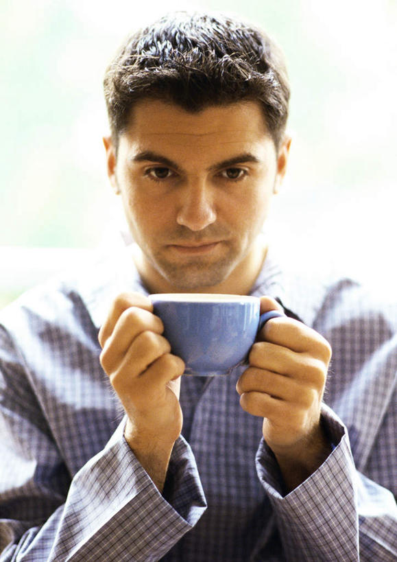 西方人,一个人,商务人士,商务男性,坐,捧,竖图,室内,白天,正面,衬衫,杯子,欧洲,欧洲人,仅一个男性,仅一个人,握,阴影,套装,朦胧,模糊,光线,瓷器,影子,咖啡杯,陶瓷制品,拿,拿着,仅一个年轻男性,阳光,握着,瓷杯,商务装,工薪阶层,男人,男性,年轻男性,白种人,白领,上班族,端,端着,捧着,手捧,坐着,半身,彩图,衬衣