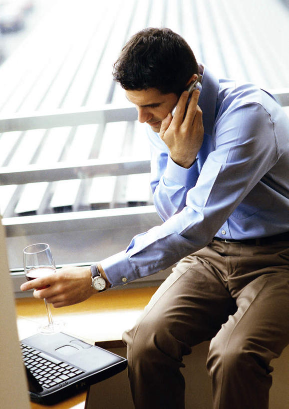 红酒,葡萄酒,西方人,一个人,商务人士,商务男性,坐,打电话,竖图,俯视,室内,白天,衬衫,电脑,笔记本电脑,窗户,杯子,电话,手机,欧洲,欧洲人,仅一个男性,仅一个人,握,阴影,套装,朦胧,模糊,时间,光线,网络,高脚杯,时钟,手表,影子,红酒杯,一杯,拿,计时,拿着,通讯设备,玻璃窗,玻璃制品,酒,饮料,仅一个年轻男性,阳光,酒杯,钟表,表,握着,腕表,无线,通信设备,商务装,无线网络,无线上网,便携式电脑,工薪阶层,交流,手提电脑,男人,男性,年轻男性,白种人,白领,上班族,玻璃杯,钟,沟通,通话,坐着,半身,彩图,高角度拍摄,衬衣