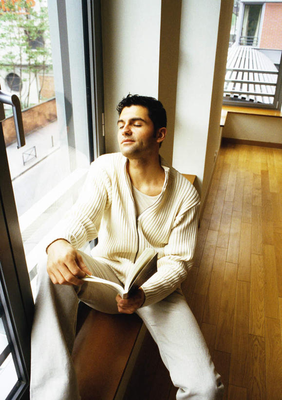 西方人,一个人,坐,闭眼,竖图,俯视,室内,白天,窗户,地板,书籍,欧洲,欧洲人,仅一个男性,仅一个人,一本,阴影,朦胧,模糊,光线,影子,墙,地面,木地板,玻璃窗,墙壁,墙面,仅一个年轻男性,阳光,男人,男性,年轻男性,白种人,书,图书,闭眼睛,闭着眼,闭着眼睛,抬头,仰头,坐着,半身,彩图,高角度拍摄