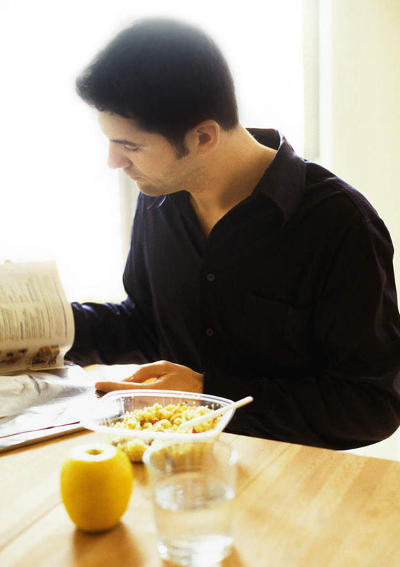 西方人,一个人,坐,竖图,室内,白天,正面,早餐,阅读,水,苹果,杂志,杯子,水果,欧洲,欧洲人,仅一个男性,仅一个人,学习,阴影,朦胧,模糊,新鲜,光线,液体,影子,水滴,生食,食品,果实,一杯,注视,玻璃制品,食物,仅一个年轻男性,一个,阳光,水杯,观察,看,读书,浏览,有机食品,绿色食品,单个,观看,察看,关注,男人,男性,年轻男性,白种人,玻璃杯,坐着,半身,彩图,早饭