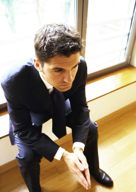 西方人,一个人,商务人士,商务男性,坐,竖图,俯视,室内,白天,衬衫,窗户,地板,欧洲,欧洲人,仅一个男性,仅一个人,阴影,套装,朦胧,模糊,光线,影子,地面,注视,木地板,玻璃窗,仅一个年轻男性,阳光,观察,看,观看,察看,关注,商务装,工薪阶层,男人,男性,年轻男性,白种人,白领,上班族,坐着,半身,彩图,高角度拍摄,衬衣