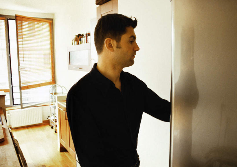 西方人,一个人,商务人士,商务男性,站,横图,室内,白天,正面,衬衫,餐桌,窗户,柜子,桌子,欧洲,欧洲人,仅一个男性,仅一个人,阴影,套装,朦胧,模糊,光线,影子,玻璃窗,仅一个年轻男性,阳光,橱柜,站着,餐台,商务装,工薪阶层,男人,男性,年轻男性,白种人,白领,上班族,站立,半身,彩图,衬衣