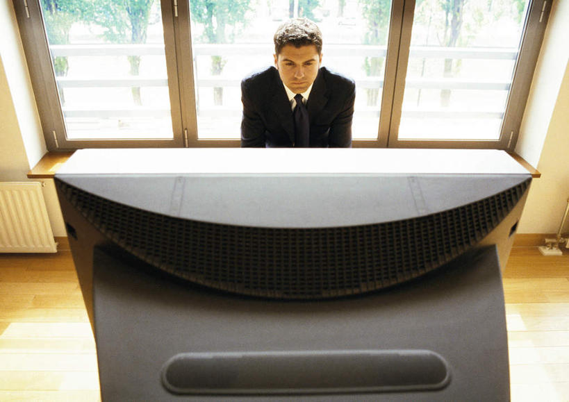 西方人,一个人,商务人士,商务男性,坐,横图,室内,白天,正面,衬衫,植物,窗户,地板,电视,欧洲,欧洲人,仅一个男性,仅一个人,一排,许多,阴影,套装,朦胧,模糊,整齐,光线,影子,地面,注视,木地板,玻璃窗,树,树木,排列,仅一个年轻男性,绿色,阳光,自然,观察,看,生长,成长,观看,察看,队列,关注,商务装,工薪阶层,男人,男性,年轻男性,白种人,白领,上班族,电视机,坐着,半身,彩图,衬衣