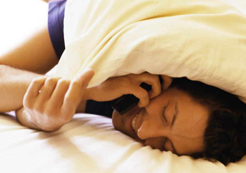 西方人,一个人,躺,闭眼,说,打电话,横图,室内,白天,正面,讨论,床,卧室,电话,手机,欧洲,欧洲人,仅一个男性,仅一个人,握,阴影,朦胧,模糊,光线,影子,床单,拿,拿着,通讯设备,被子,仅一个年轻男性,阳光,握着,单人床,被单,卧着,交流,男人,男性,年轻男性,白种人,闭眼睛,闭着眼,闭着眼睛,沟通,讲话,交谈,商讨,说话,谈话,躺着,通话,卧,半身,彩图,睡房,卧房