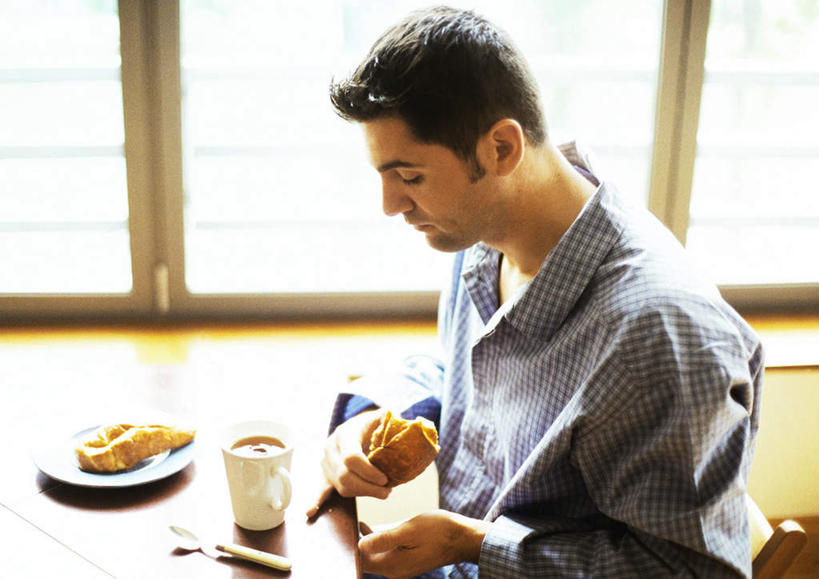 点心,面包,咖啡,西方人,一个人,坐,横图,俯视,室内,白天,幸福,餐桌,桌子,杯子,餐具,欧洲,欧洲人,仅一个男性,仅一个人,一把,擦,握,阴影,朦胧,模糊,光线,瓷器,碟子,盘,影子,勺子,食品,面点,咖啡杯,陶瓷制品,拿,拿着,娱乐,食物,糕点,饮料,仅一个年轻男性,阳光,盘子,调羹,碟,汤匙,享受,休闲,温馨,放松,乐趣,握着,餐台,提神,舒适,瓷杯,醒脑,软饮料,男人,男性,年轻男性,白种人,坐着,半身,彩图,高角度拍摄