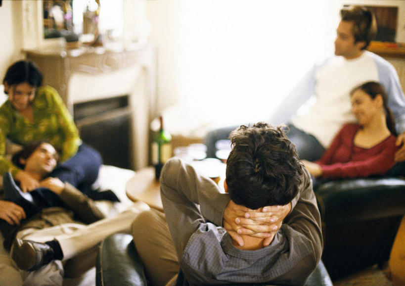 西方人,伙伴,朋友,客厅,坐,抱,笑,微笑,露齿笑,横图,室内,白天,正面,爱情,友谊,沙发,欧洲,欧洲人,五个人,朦胧,模糊,罐子,许多人,浪漫,茶几,玻璃制品,玻璃瓶,瓶子,一群人,温暖,温馨,恩爱,恋人,抱着,和睦,起居室,搂着,友情,男人,男性,年轻男性,年轻女性,女人,女性,白种人,情侣,怀抱,搂,搂抱,相抱,拥抱,坐着,半身,彩图,伴侣,融洽,皮沙发