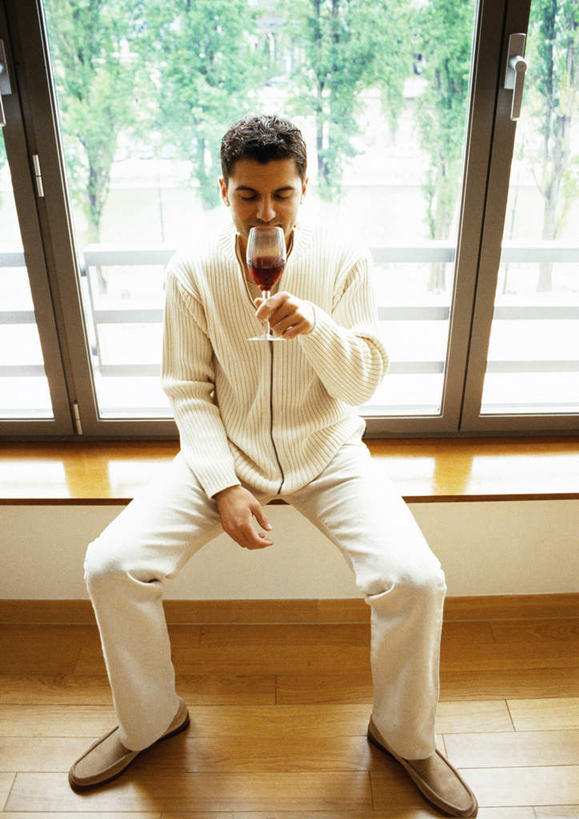 西方人,一个人,坐,举,闭眼,笑,微笑,竖图,俯视,室内,白天,植物,窗户,杯子,欧洲,欧洲人,仅一个男性,仅一个人,一排,许多,握,朦胧,模糊,整齐,高脚杯,红酒杯,拿,拿着,玻璃窗,玻璃制品,树,树木,排列,仅一个年轻男性,绿色,自然,酒杯,托,握着,生长,成长,队列,男人,男性,年轻男性,白种人,玻璃杯,闭眼睛,闭着眼,闭着眼睛,举起,举手,举着,向上举,向上伸,向上托,坐着,彩图,高角度拍摄,全身