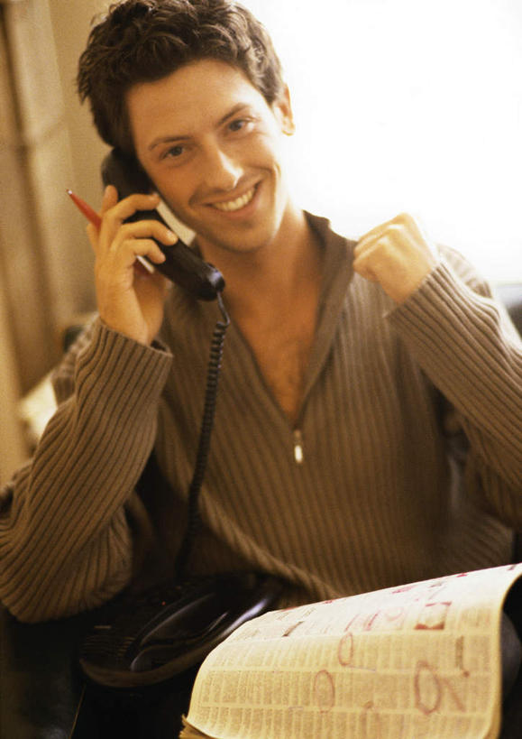 西方人,一个人,举,笑,打电话,微笑,露齿笑,竖图,室内,白天,正面,阅读,杂志,电话,欧洲,欧洲人,仅一个男性,仅一个人,握,学习,朦胧,模糊,笔,办公用品,圆珠笔,拿,拿着,鼓励,通讯设备,文具,仅一个年轻男性,话筒,学习用品,加油,看,手势,托,握拳,电话线,打气,读书,浏览,握着,文具用品,鼓舞,交流,男人,男性,年轻男性,白种人,电话机,沟通,举起,举手,举着,通话,向上举,向上伸,向上托,半身,彩图