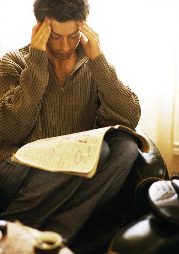 西方人,一个人,坐,举,竖图,室内,白天,正面,阅读,杂志,欧洲,欧洲人,仅一个男性,仅一个人,学习,朦胧,模糊,注视,仅一个年轻男性,观察,看,托,疲倦,读书,浏览,观看,察看,疲劳,疲惫,关注,失落,疲乏,男人,男性,年轻男性,白种人,举起,举手,举着,向上举,向上伸,向上托,坐着,半身,彩图