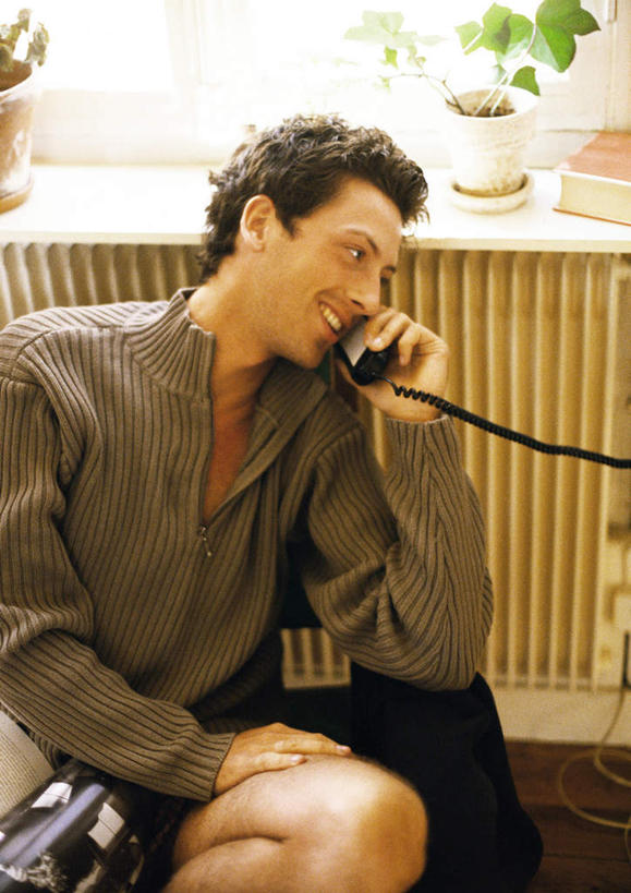 西方人,一个人,坐,笑,打电话,微笑,露齿笑,竖图,室内,白天,正面,植物,电话,书籍,欧洲,欧洲人,仅一个男性,仅一个人,握,朦胧,模糊,盆栽,盆景,拿,拿着,通讯设备,仅一个年轻男性,绿色,自然,话筒,电话线,握着,生长,成长,交流,男人,男性,年轻男性,白种人,电话机,书,图书,沟通,通话,坐着,半身,彩图