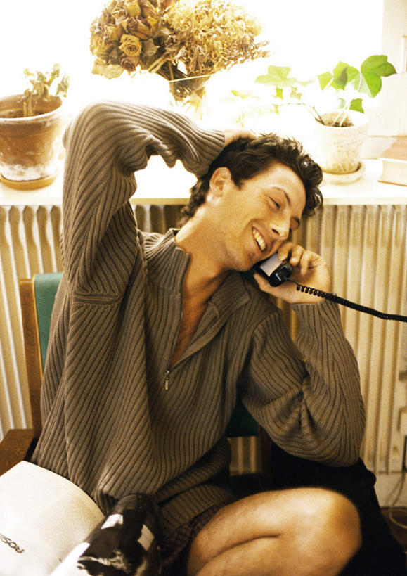 西方人,一个人,举,笑,打电话,微笑,露齿笑,竖图,室内,白天,正面,植物,电话,欧洲,欧洲人,仅一个男性,仅一个人,一排,握,朦胧,模糊,整齐,盆栽,盆景,拿,拿着,通讯设备,排列,仅一个年轻男性,绿色,自然,话筒,托,电话线,握着,生长,成长,队列,交流,男人,男性,年轻男性,白种人,电话机,沟通,举起,举手,举着,通话,向上举,向上伸,向上托,半身,彩图