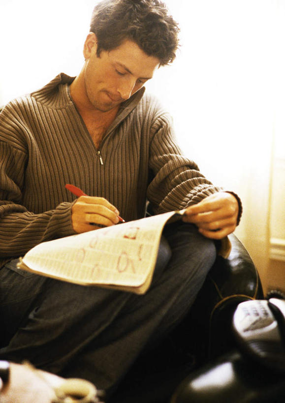 西方人,一个人,坐,竖图,室内,白天,正面,沙发,欧洲,欧洲人,仅一个男性,仅一个人,握,写,朦胧,模糊,笔,办公用品,圆珠笔,拿,拿着,注视,文具,仅一个年轻男性,学习用品,低头,观察,看,握着,观看,文具用品,察看,关注,男人,男性,年轻男性,白种人,坐着,半身,彩图,皮沙发