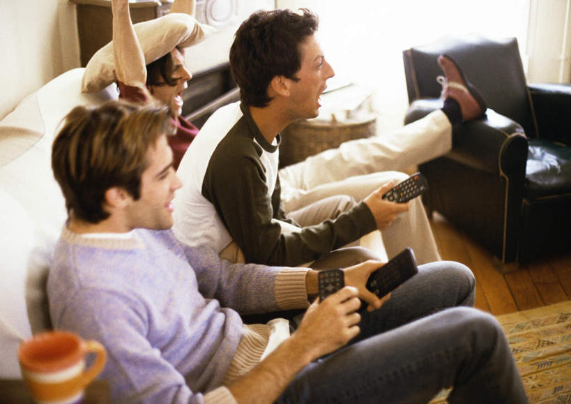 西方人,三个人,伙伴,朋友,坐,举,伸展双臂,横图,室内,白天,侧面,兴奋,友谊,地板,沙发,杯子,餐具,欧洲,欧洲人,朦胧,模糊,瓷器,碟子,盘,咖啡杯,陶瓷制品,地面,注视,木地板,盘子,碟,遥控器,观察,看,托,张嘴,观看,察看,关注,瓷杯,张大嘴巴,布艺沙发,友情,男人,男性,年轻男性,白种人,张开嘴,敞开双臂,举起,举手,举着,伸开双臂,向上举,向上伸,向上托,展开双肩,张开手臂,张开双臂,坐着,半身,彩图,高兴,皮沙发