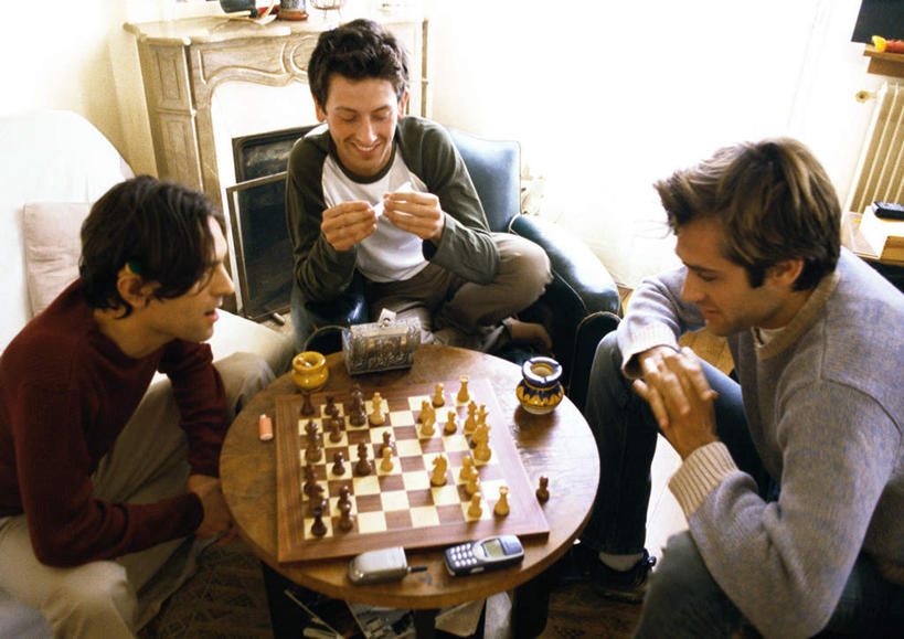 西方人,三个人,伙伴,朋友,坐,笑,说,打电话,微笑,露齿笑,横图,俯视,室内,白天,讨论,游戏,快乐,友谊,比赛,竞争,电话,手机,欧洲,欧洲人,握,朦胧,模糊,纸条,拿,玩,拿着,注视,娱乐,通讯设备,相视,两个,象棋,观察,看,休闲,面对面,棋盘,国际象棋,益智,握着,观看,活动,对视,察看,发泄,关注,消遣,智力,相对,相看,宣泄,交流,友情,男人,男性,年轻男性,白种人,沟通,讲话,交谈,商讨,说话,谈话,通话,玩耍,嬉戏,坐着,半身,彩图,高角度拍摄