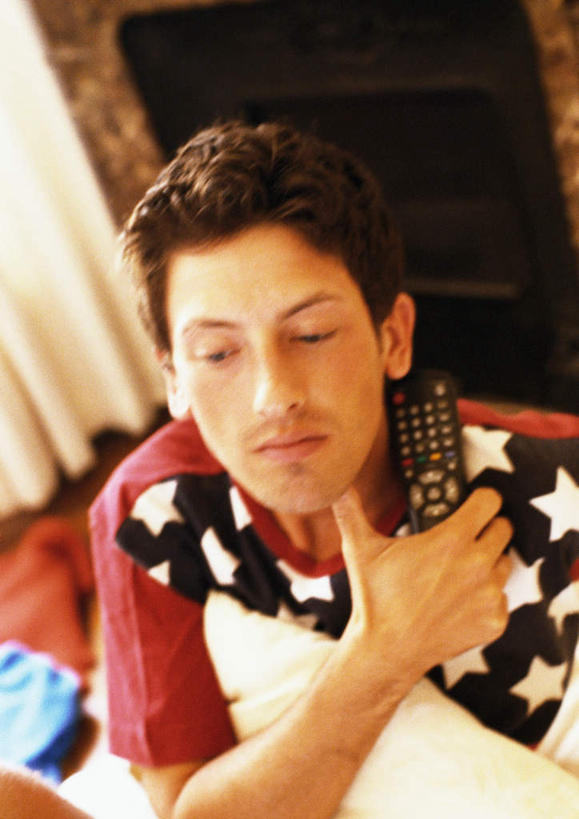 西方人,一个人,客厅,摸,竖图,俯视,室内,白天,靠垫,欧洲,欧洲人,仅一个男性,仅一个人,抚摸,握,朦胧,模糊,靠枕,拿,拿着,仅一个年轻男性,垫子,遥控器,枕头,握着,起居室,男人,男性,年轻男性,白种人,触摸,接触,半身,彩图,高角度拍摄