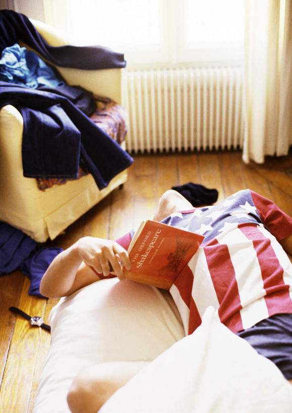 西方人,一个人,躺,闭眼,睡,竖图,俯视,室内,白天,床,地板,沙发,卧室,书籍,欧洲,欧洲人,仅一个男性,仅一个人,一堆,握,堆叠,堆积,朦胧,模糊,时间,时钟,手表,床单,地面,拿,计时,拿着,被子,木地板,仅一个年轻男性,衣服,钟表,表,握着,单人床,堆,腕表,被单,布艺沙发,卧着,男人,男性,年轻男性,白种人,书,图书,钟,闭眼睛,闭着眼,闭着眼睛,困,困觉,寝息,睡觉,躺着,卧,半身,彩图,高角度拍摄,睡房,卧房