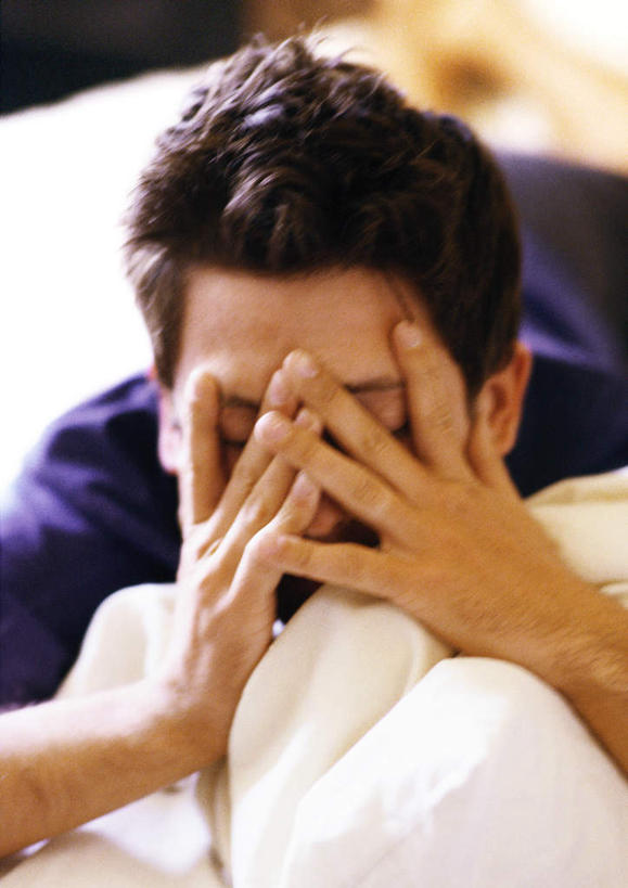 西方人,一个人,举,闭眼,竖图,室内,白天,正面,床,卧室,欧洲,欧洲人,仅一个男性,仅一个人,朦胧,模糊,床单,被子,仅一个年轻男性,趴着,托,遮,遮掩,单人床,掩盖,被单,遮挡,遮盖,掩饰,男人,男性,年轻男性,白种人,闭眼睛,闭着眼,闭着眼睛,举起,举手,举着,趴,向上举,向上伸,向上托,半身,彩图,睡房,卧房,五指张开